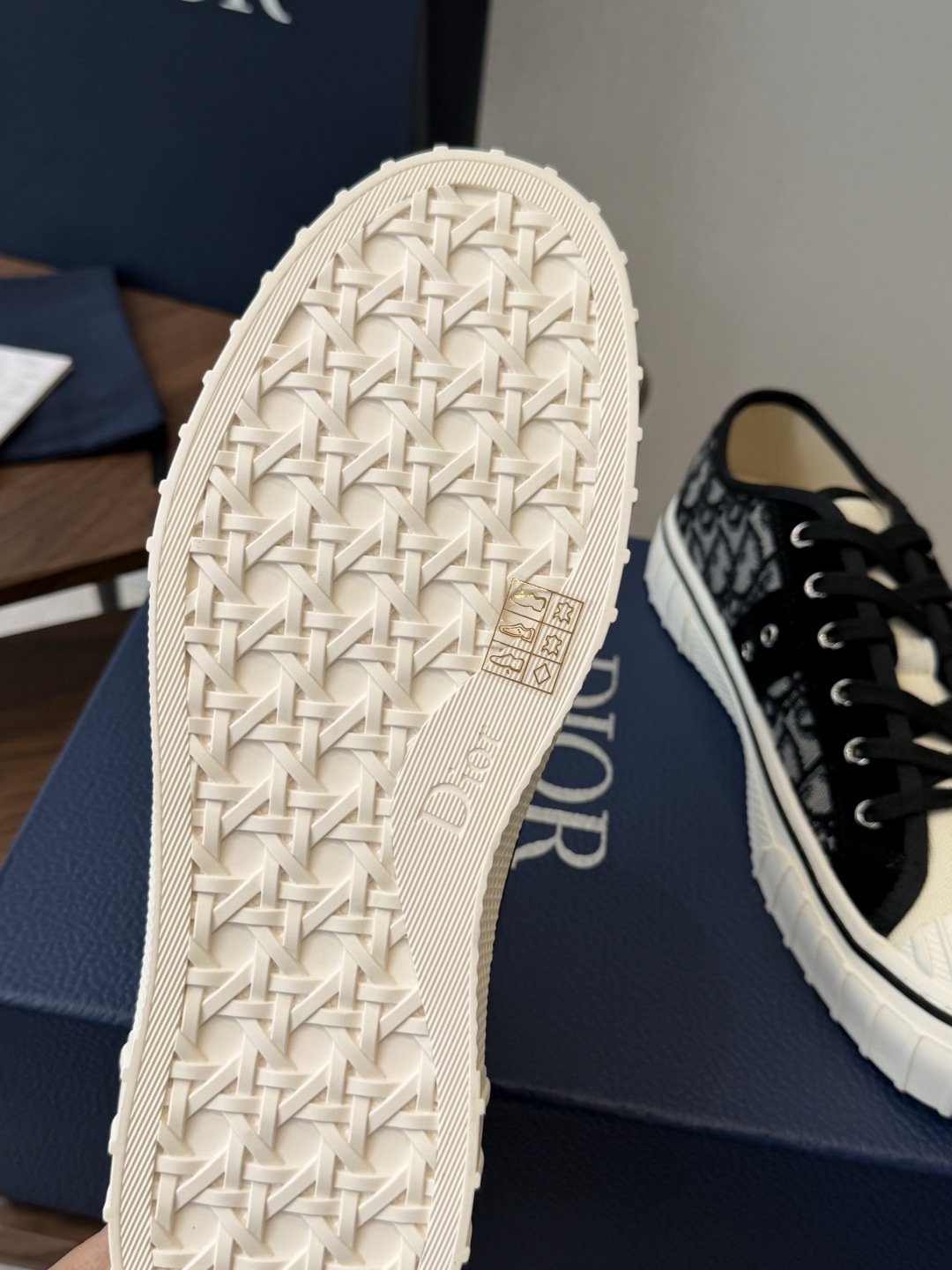 Dior26ss夏季新款拼接老花帆布鞋 自带松弛复古文艺氛围感的休闲帆布鞋,经典贝壳鞋头搭配撞色拼接设计,雅致老花肌理增 Dior26ss夏季新款拼接老花帆布鞋 自带松弛复古文艺氛围感的休闲帆布鞋,经典贝壳鞋头搭配撞色拼接设计,雅致老花肌理增