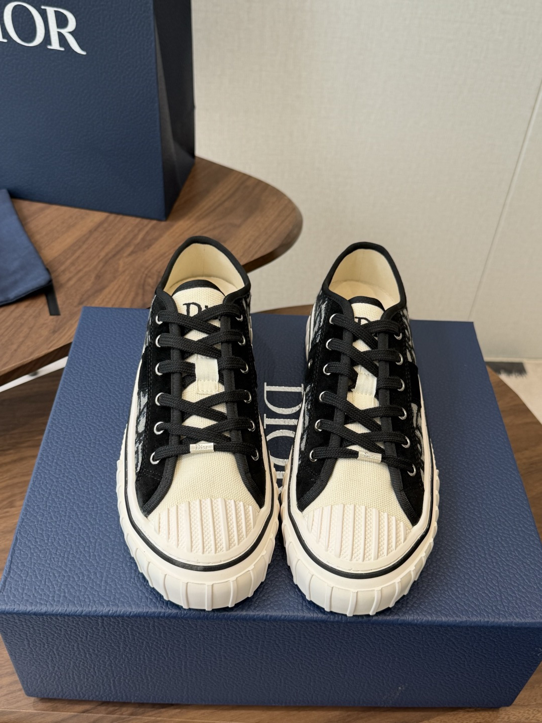 Dior26ss夏季新款拼接老花帆布鞋 自带松弛复古文艺氛围感的休闲帆布鞋，经典贝壳鞋头搭配撞色拼接设计，雅致老花肌理增