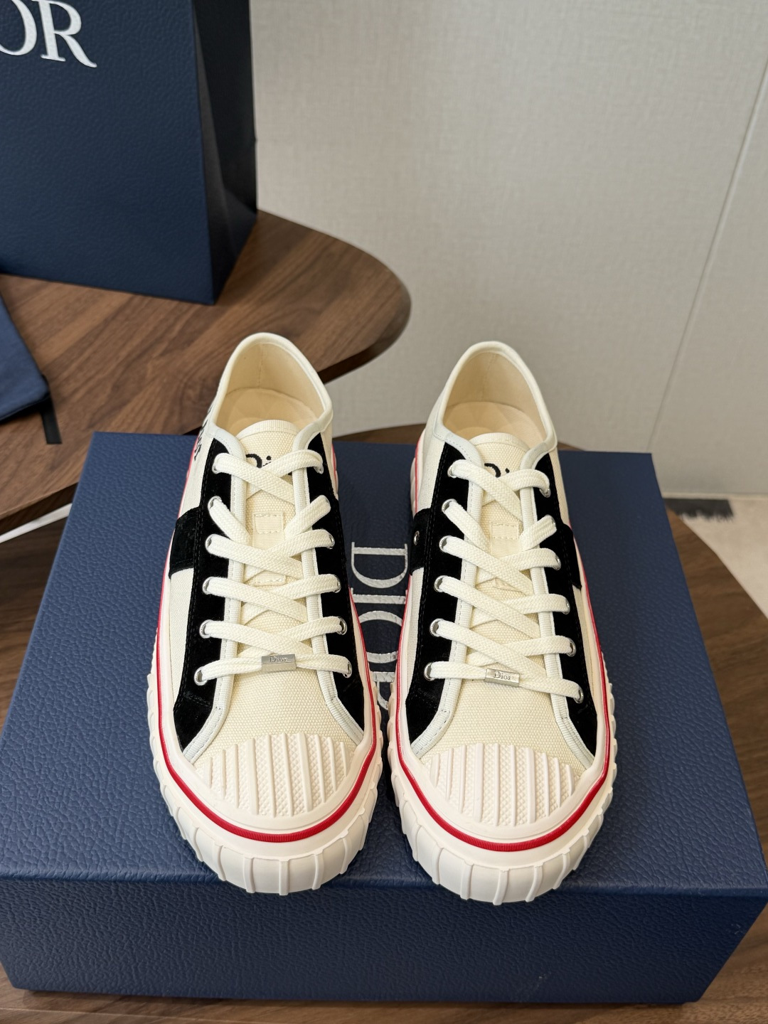 Dior26ss夏季新款拼接老花帆布鞋 自带松弛复古文艺氛围感的休闲帆布鞋，经典贝壳鞋头搭配撞色拼接设计，雅致老花肌理增