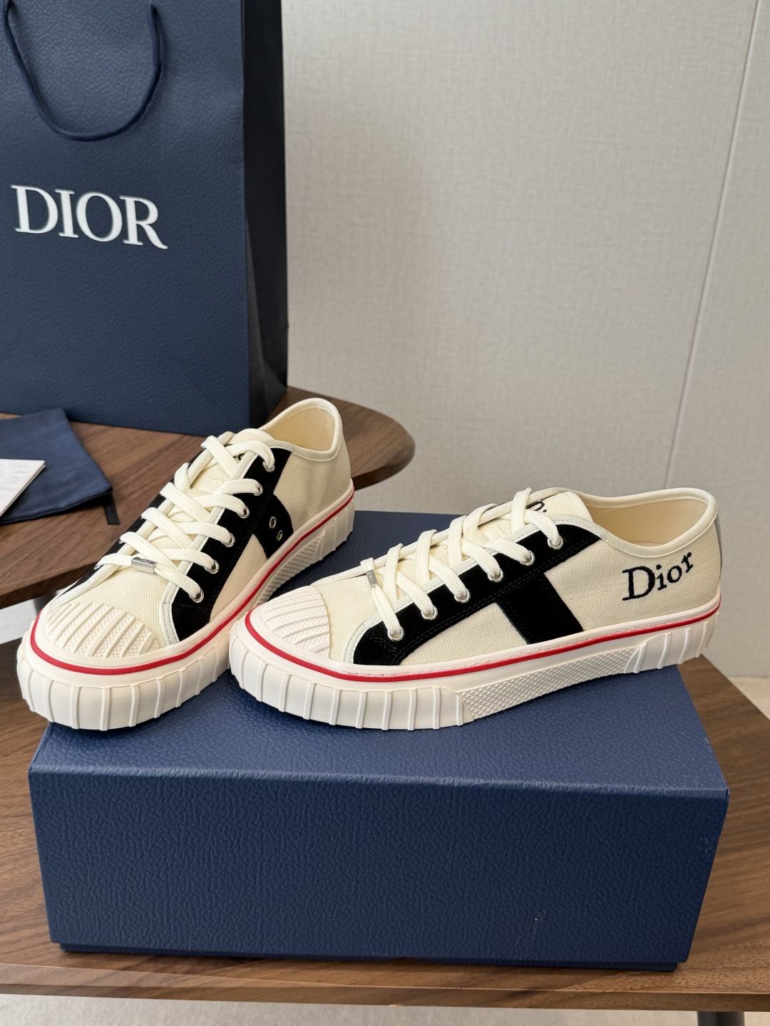 Dior26ss夏季新款拼接老花帆布鞋 自带松弛复古文艺氛围感的休闲帆布鞋,经典贝壳鞋头搭配撞色拼接设计,雅致老花肌理增 Dior26ss夏季新款拼接老花帆布鞋 自带松弛复古文艺氛围感的休闲帆布鞋,经典贝壳鞋头搭配撞色拼接设计,雅致老花肌理增
