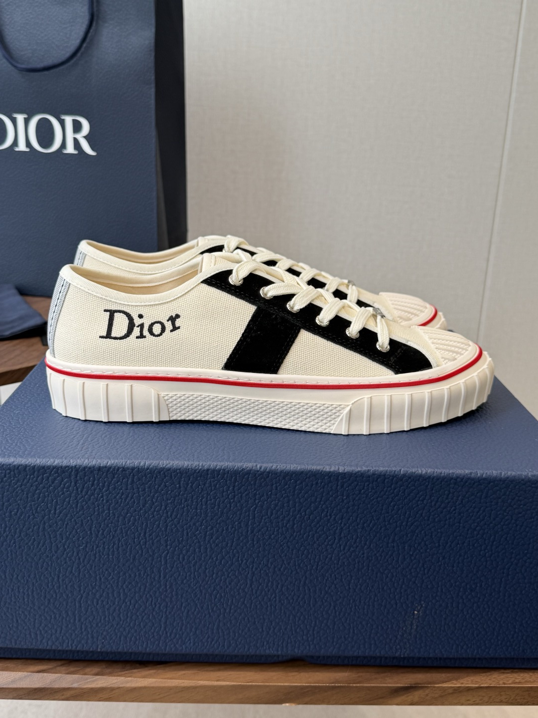Dior26ss夏季新款拼接老花帆布鞋 自带松弛复古文艺氛围感的休闲帆布鞋,经典贝壳鞋头搭配撞色拼接设计,雅致老花肌理增 Dior26ss夏季新款拼接老花帆布鞋 自带松弛复古文艺氛围感的休闲帆布鞋,经典贝壳鞋头搭配撞色拼接设计,雅致老花肌理增