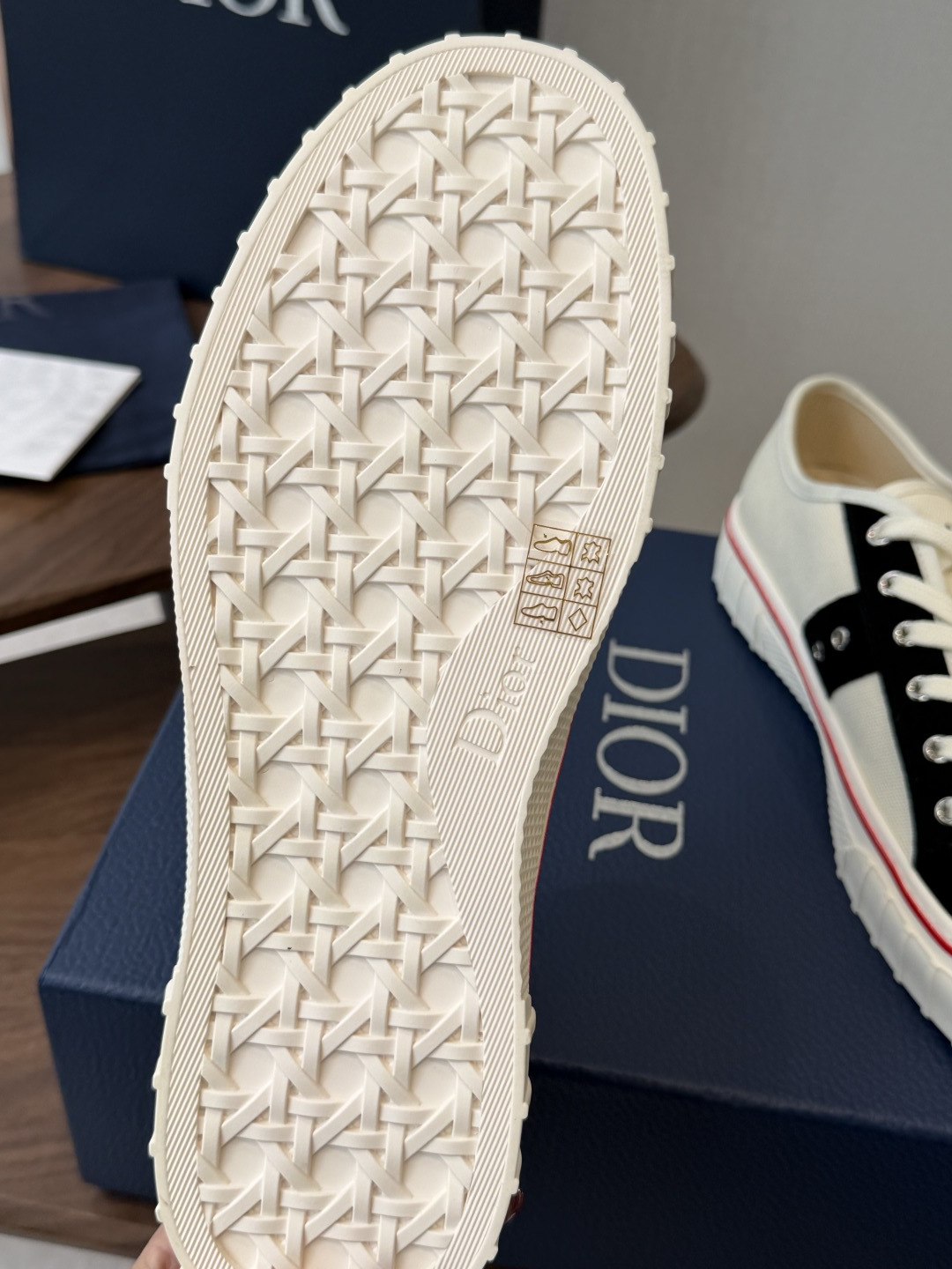 Dior26ss夏季新款拼接老花帆布鞋 自带松弛复古文艺氛围感的休闲帆布鞋,经典贝壳鞋头搭配撞色拼接设计,雅致老花肌理增 Dior26ss夏季新款拼接老花帆布鞋 自带松弛复古文艺氛围感的休闲帆布鞋,经典贝壳鞋头搭配撞色拼接设计,雅致老花肌理增