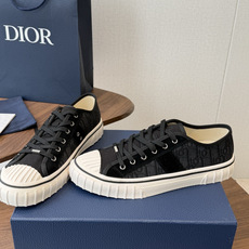 Dior26ss夏季新款拼接老花帆布鞋 自带松弛复古文艺氛围感的休闲帆布鞋,经典贝壳鞋头搭配撞色拼接设计,雅致老花肌理增 Dior26ss夏季新款拼接老花帆布鞋 自带松弛复古文艺氛围感的休闲帆布鞋,经典贝壳鞋头搭配撞色拼接设计,雅致老花肌理增