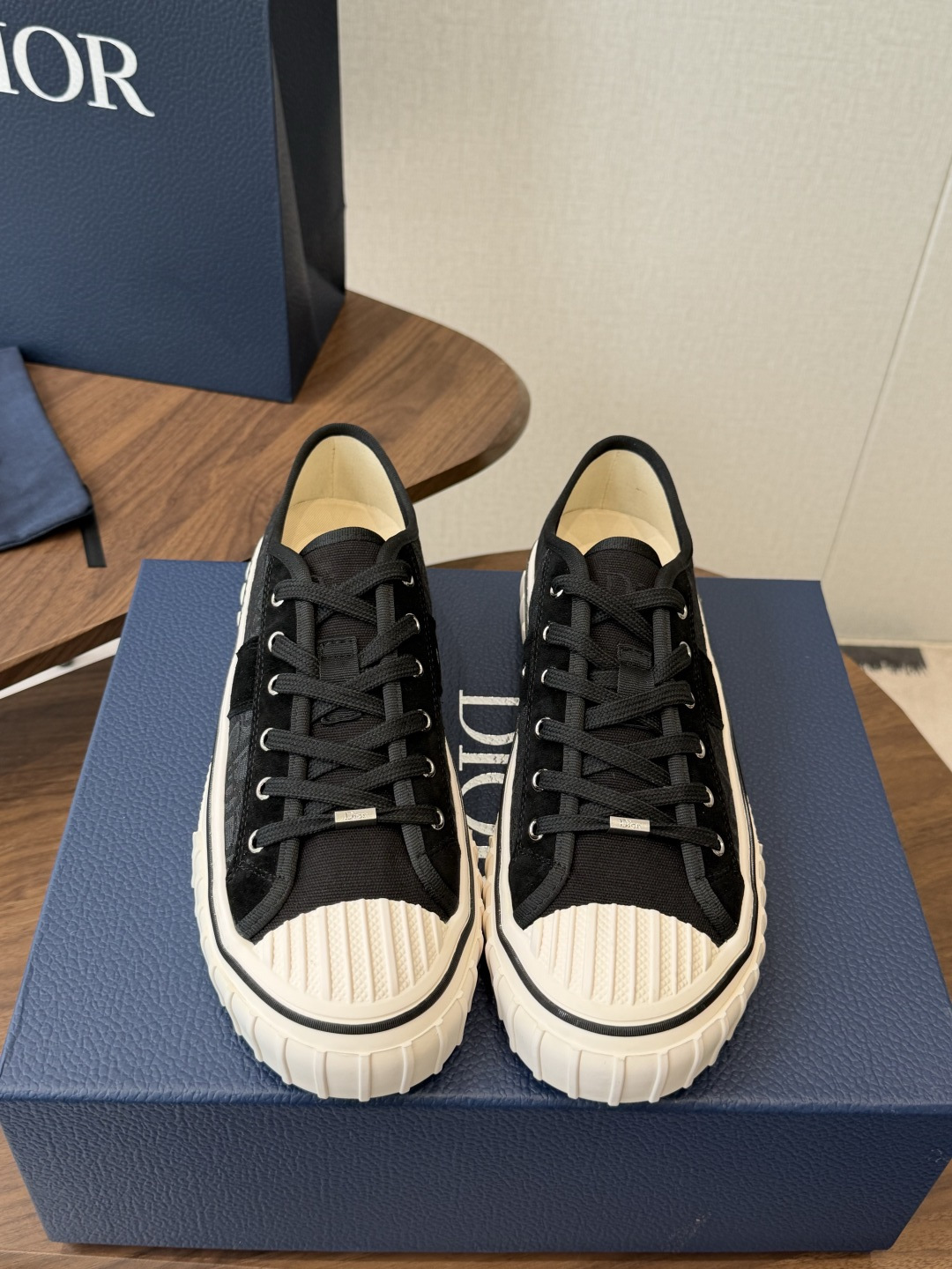 Dior26ss夏季新款拼接老花帆布鞋 自带松弛复古文艺氛围感的休闲帆布鞋，经典贝壳鞋头搭配撞色拼接设计，雅致老花肌理增