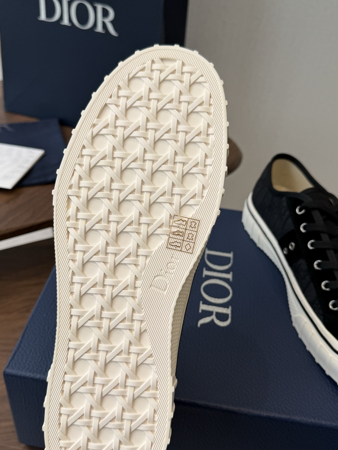 Dior26ss夏季新款拼接老花帆布鞋 自带松弛复古文艺氛围感的休闲帆布鞋,经典贝壳鞋头搭配撞色拼接设计,雅致老花肌理增 Dior26ss夏季新款拼接老花帆布鞋 自带松弛复古文艺氛围感的休闲帆布鞋,经典贝壳鞋头搭配撞色拼接设计,雅致老花肌理增