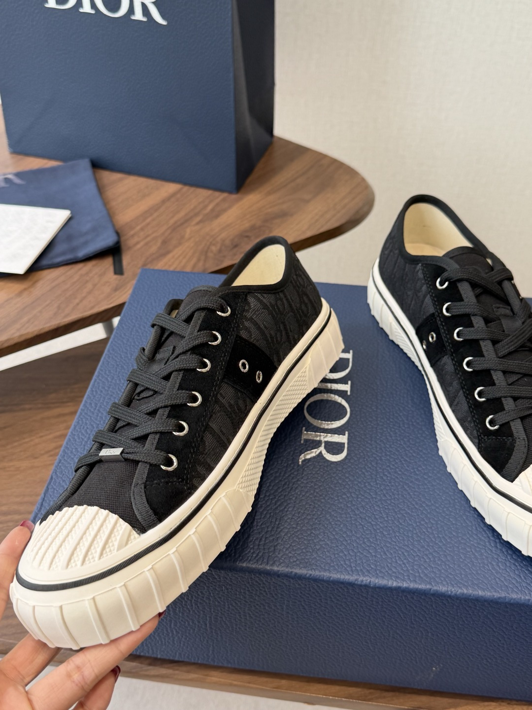 Dior26ss夏季新款拼接老花帆布鞋 自带松弛复古文艺氛围感的休闲帆布鞋,经典贝壳鞋头搭配撞色拼接设计,雅致老花肌理增 Dior26ss夏季新款拼接老花帆布鞋 自带松弛复古文艺氛围感的休闲帆布鞋,经典贝壳鞋头搭配撞色拼接设计,雅致老花肌理增