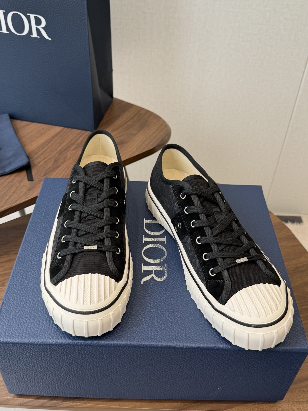 Dior26ss夏季新款拼接老花帆布鞋 自带松弛复古文艺氛围感的休闲帆布鞋,经典贝壳鞋头搭配撞色拼接设计,雅致老花肌理增 Dior26ss夏季新款拼接老花帆布鞋 自带松弛复古文艺氛围感的休闲帆布鞋,经典贝壳鞋头搭配撞色拼接设计,雅致老花肌理增
