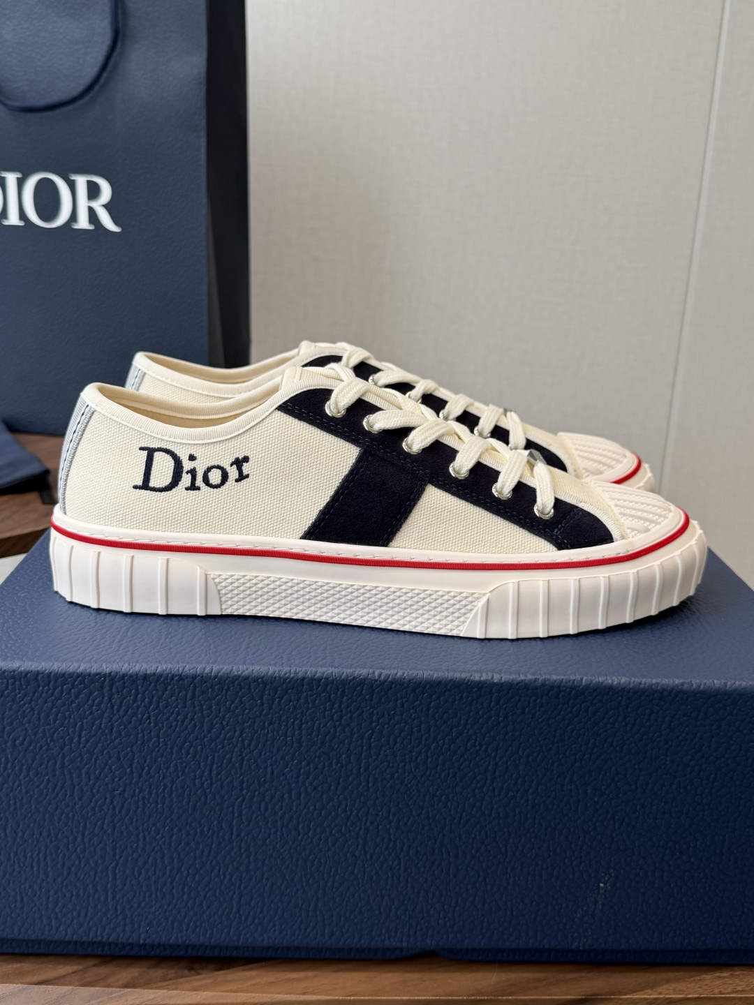 Dior26ss夏季新款拼接老花帆布鞋 自带松弛复古文艺氛围感的休闲帆布鞋,经典贝壳鞋头搭配撞色拼接设计,雅致老花肌理增 Dior26ss夏季新款拼接老花帆布鞋 自带松弛复古文艺氛围感的休闲帆布鞋,经典贝壳鞋头搭配撞色拼接设计,雅致老花肌理增