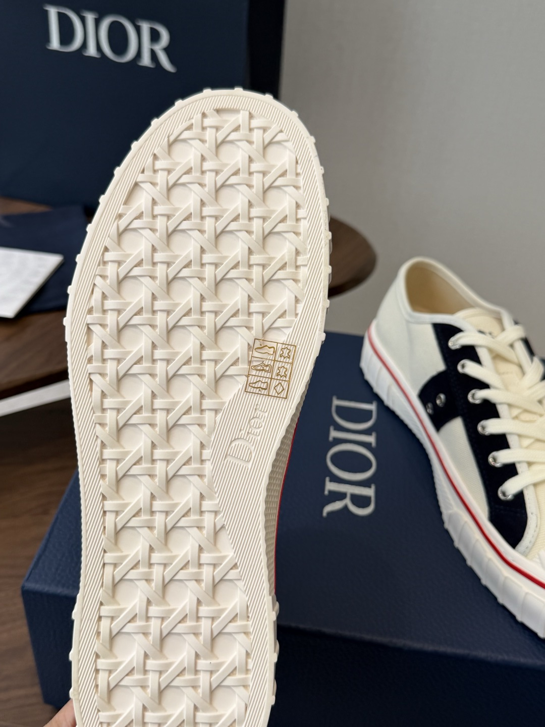 Dior26ss夏季新款拼接老花帆布鞋 自带松弛复古文艺氛围感的休闲帆布鞋,经典贝壳鞋头搭配撞色拼接设计,雅致老花肌理增 Dior26ss夏季新款拼接老花帆布鞋 自带松弛复古文艺氛围感的休闲帆布鞋,经典贝壳鞋头搭配撞色拼接设计,雅致老花肌理增