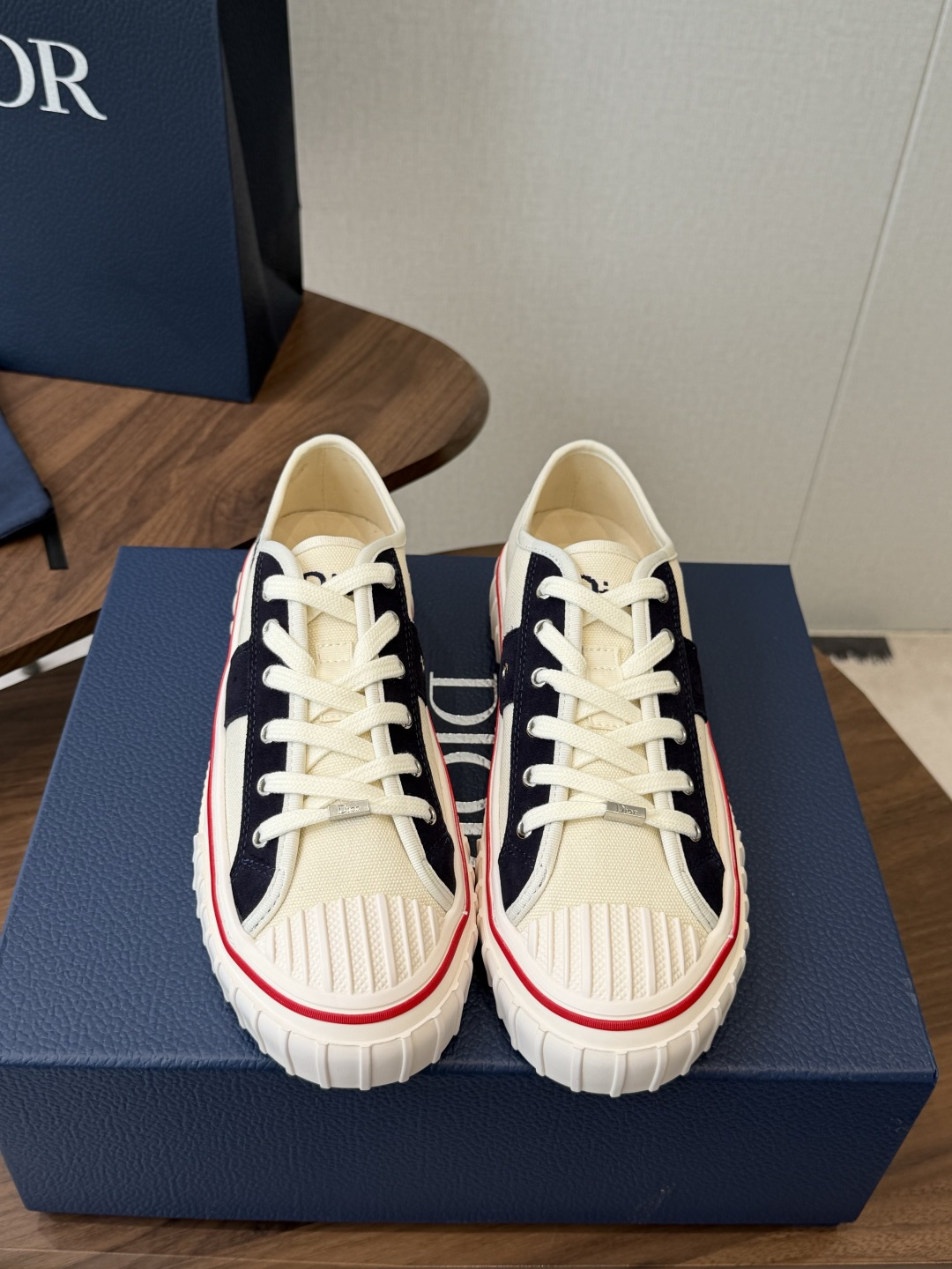 Dior26ss夏季新款拼接老花帆布鞋 自带松弛复古文艺氛围感的休闲帆布鞋，经典贝壳鞋头搭配撞色拼接设计，雅致老花肌理增
