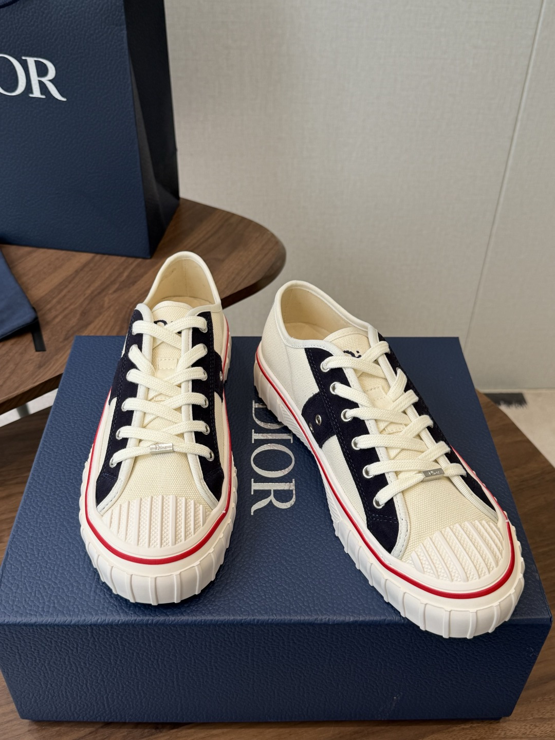 Dior26ss夏季新款拼接老花帆布鞋 自带松弛复古文艺氛围感的休闲帆布鞋,经典贝壳鞋头搭配撞色拼接设计,雅致老花肌理增 Dior26ss夏季新款拼接老花帆布鞋 自带松弛复古文艺氛围感的休闲帆布鞋,经典贝壳鞋头搭配撞色拼接设计,雅致老花肌理增