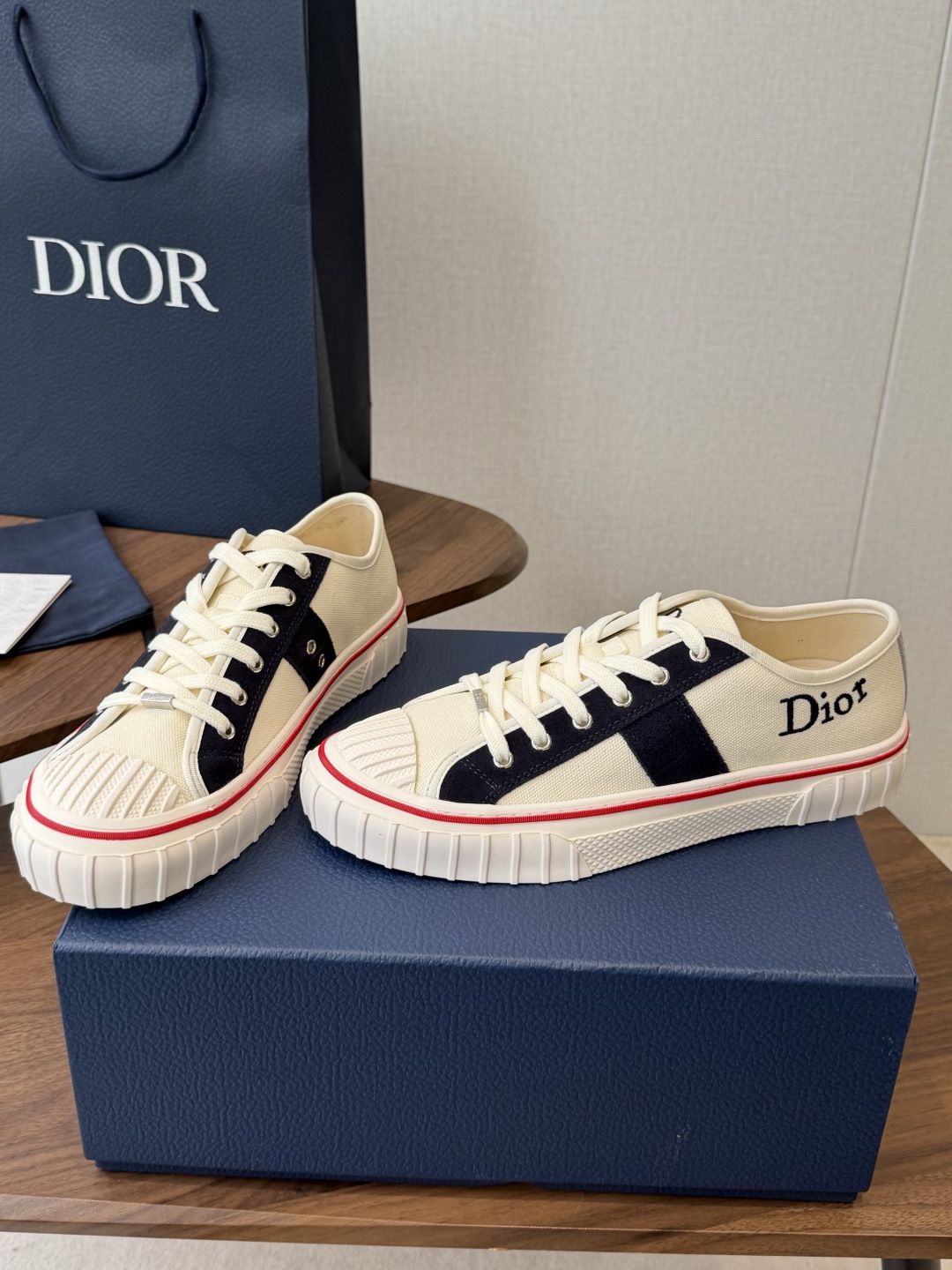 Dior26ss夏季新款拼接老花帆布鞋 自带松弛复古文艺氛围感的休闲帆布鞋,经典贝壳鞋头搭配撞色拼接设计,雅致老花肌理增 Dior26ss夏季新款拼接老花帆布鞋 自带松弛复古文艺氛围感的休闲帆布鞋,经典贝壳鞋头搭配撞色拼接设计,雅致老花肌理增