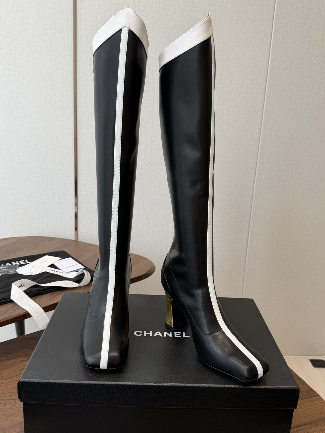 CHANEL 香奈儿 26ss 小香秋冬新款 简约 骑士靴 这款靴子真的是帅气时尚的代表 低调不失奢华!简约时尚个性又大 CHANEL 香奈儿 26ss 小香秋冬新款 简约 骑士靴 这款靴子真的是帅气时尚的代表 低调不失奢华!简约时尚个性又大