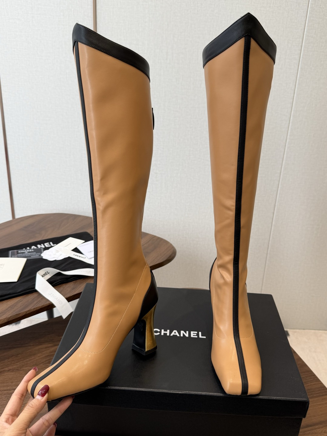 CHANEL 香奈儿 26ss 小香秋冬新款 简约 骑士靴 这款靴子真的是帅气时尚的代表 低调不失奢华!简约时尚个性又大 CHANEL 香奈儿 26ss 小香秋冬新款 简约 骑士靴 这款靴子真的是帅气时尚的代表 低调不失奢华!简约时尚个性又大