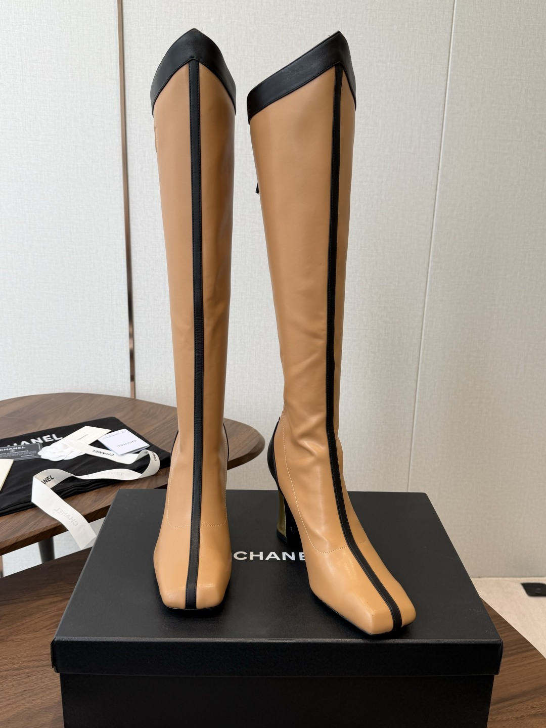 CHANEL 香奈儿 26ss 小香秋冬新款 简约 骑士靴 这款靴子真的是帅气时尚的代表 低调不失奢华!简约时尚个性又大 CHANEL 香奈儿 26ss 小香秋冬新款 简约 骑士靴 这款靴子真的是帅气时尚的代表 低调不失奢华!简约时尚个性又大