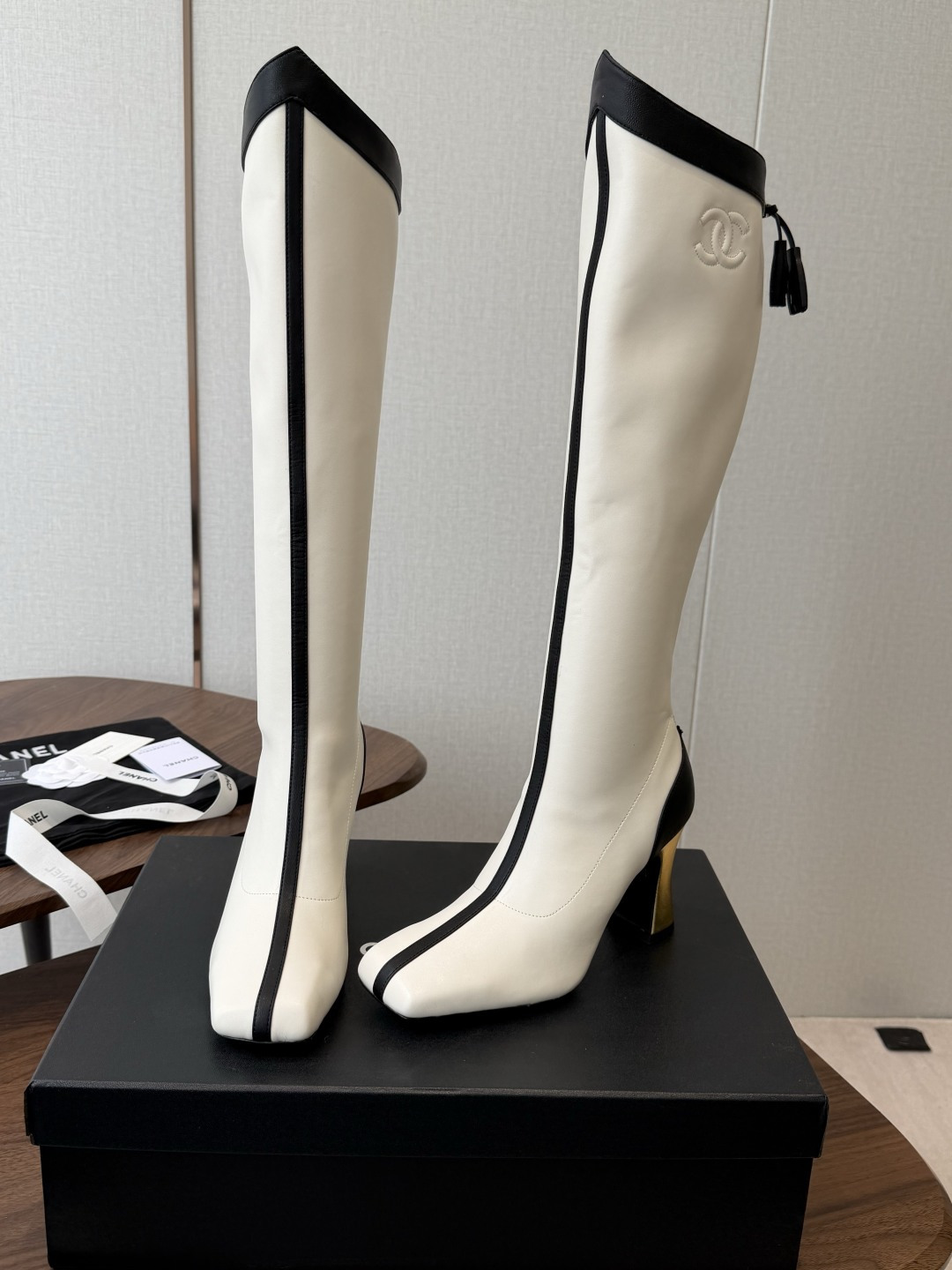 CHANEL 香奈儿 26ss 小香秋冬新款 简约 骑士靴 这款靴子真的是帅气时尚的代表 低调不失奢华!简约时尚个性又大 CHANEL 香奈儿 26ss 小香秋冬新款 简约 骑士靴 这款靴子真的是帅气时尚的代表 低调不失奢华!简约时尚个性又大