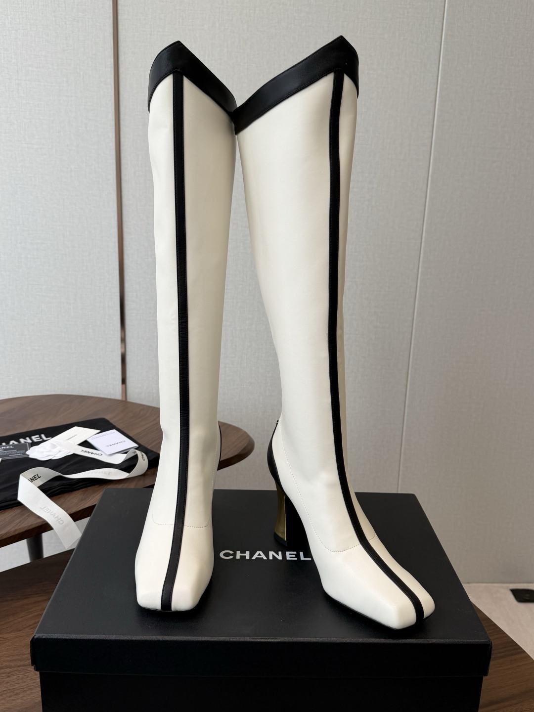 CHANEL 香奈儿 26ss 小香秋冬新款 简约 骑士靴 这款靴子真的是帅气时尚的代表 低调不失奢华!简约时尚个性又大 CHANEL 香奈儿 26ss 小香秋冬新款 简约 骑士靴 这款靴子真的是帅气时尚的代表 低调不失奢华!简约时尚个性又大
