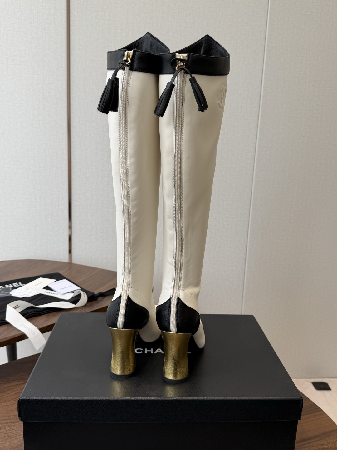 CHANEL 香奈儿 26ss 小香秋冬新款 简约 骑士靴 这款靴子真的是帅气时尚的代表 低调不失奢华!简约时尚个性又大 CHANEL 香奈儿 26ss 小香秋冬新款 简约 骑士靴 这款靴子真的是帅气时尚的代表 低调不失奢华!简约时尚个性又大