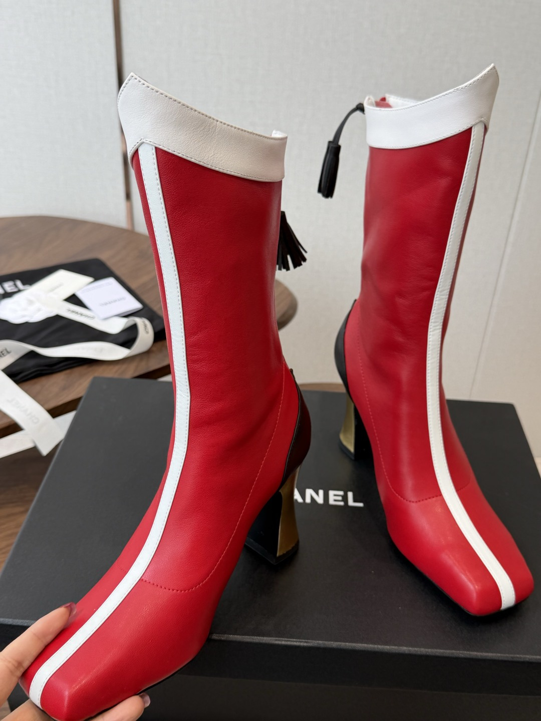 CHANEL 香奈儿 26ss 小香秋冬新款 简约 骑士靴 这款靴子真的是帅气时尚的代表 低调不失奢华!简约时尚个性又大 CHANEL 香奈儿 26ss 小香秋冬新款 简约 骑士靴 这款靴子真的是帅气时尚的代表 低调不失奢华!简约时尚个性又大
