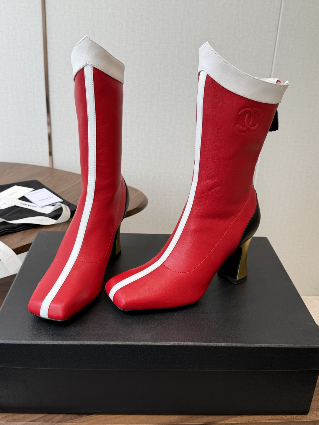 CHANEL 香奈儿 26ss 小香秋冬新款 简约 骑士靴 这款靴子真的是帅气时尚的代表 低调不失奢华!简约时尚个性又大 CHANEL 香奈儿 26ss 小香秋冬新款 简约 骑士靴 这款靴子真的是帅气时尚的代表 低调不失奢华!简约时尚个性又大
