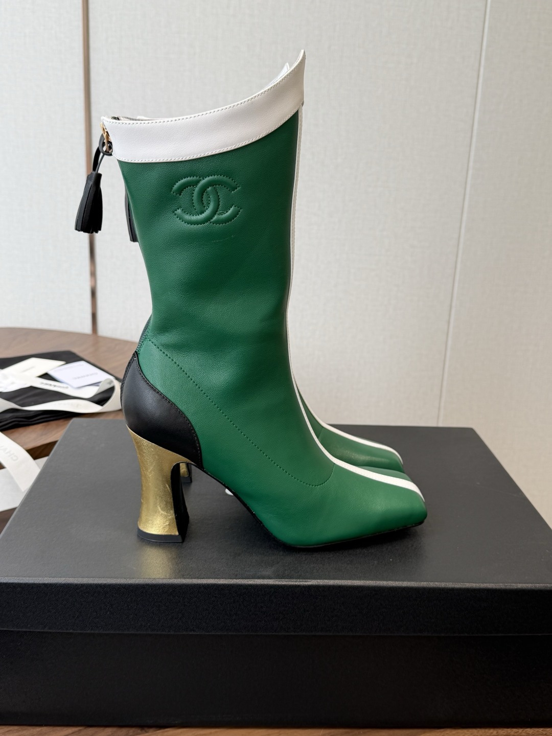 CHANEL 香奈儿 26ss 小香秋冬新款 简约 骑士靴 这款靴子真的是帅气时尚的代表 低调不失奢华!简约时尚个性又大 CHANEL 香奈儿 26ss 小香秋冬新款 简约 骑士靴 这款靴子真的是帅气时尚的代表 低调不失奢华!简约时尚个性又大