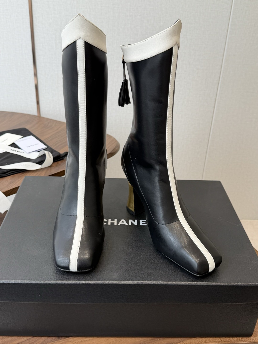 CHANEL 香奈儿 26ss 小香秋冬新款 简约 骑士靴 这款靴子真的是帅气时尚的代表 低调不失奢华!简约时尚个性又大 CHANEL 香奈儿 26ss 小香秋冬新款 简约 骑士靴 这款靴子真的是帅气时尚的代表 低调不失奢华!简约时尚个性又大