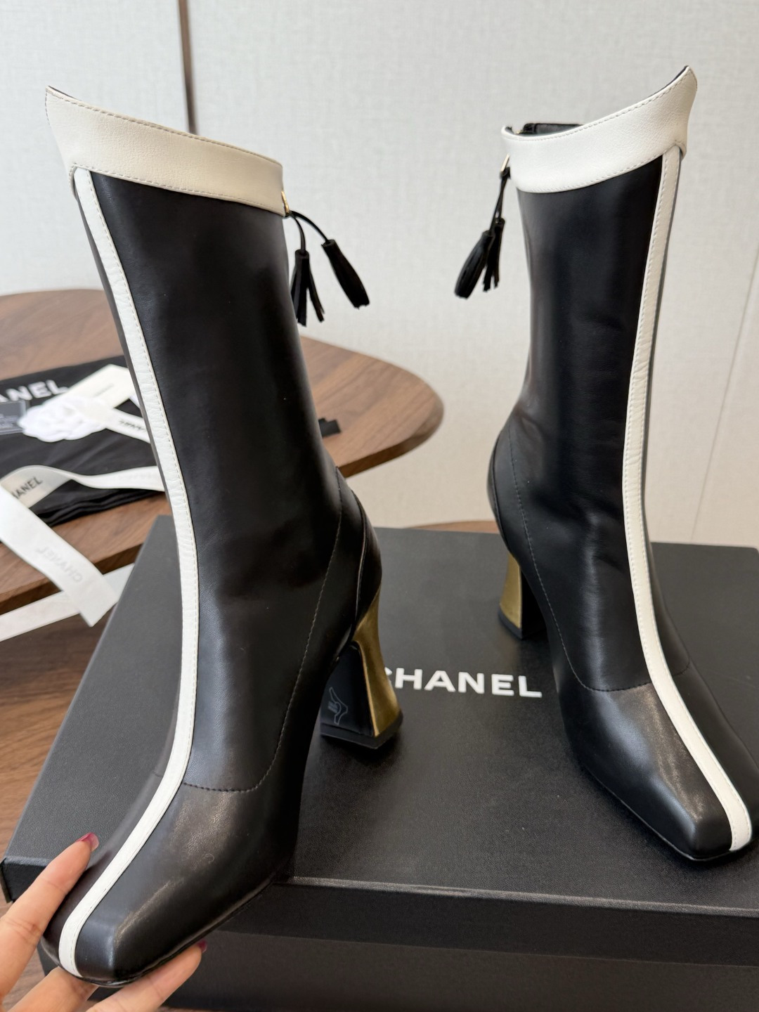 CHANEL 香奈儿 26ss 小香秋冬新款 简约 骑士靴 这款靴子真的是帅气时尚的代表 低调不失奢华!简约时尚个性又大 CHANEL 香奈儿 26ss 小香秋冬新款 简约 骑士靴 这款靴子真的是帅气时尚的代表 低调不失奢华!简约时尚个性又大