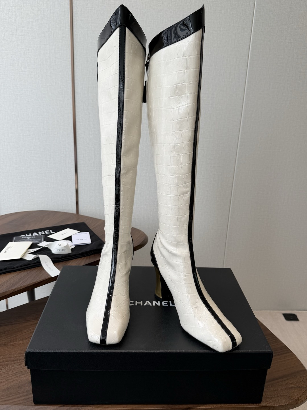 CHANEL 香奈儿 26ss 小香秋冬新款 简约 骑士靴 这款靴子真的是帅气时尚的代表 低调不失奢华!简约时尚个性又大 CHANEL 香奈儿 26ss 小香秋冬新款 简约 骑士靴 这款靴子真的是帅气时尚的代表 低调不失奢华!简约时尚个性又大