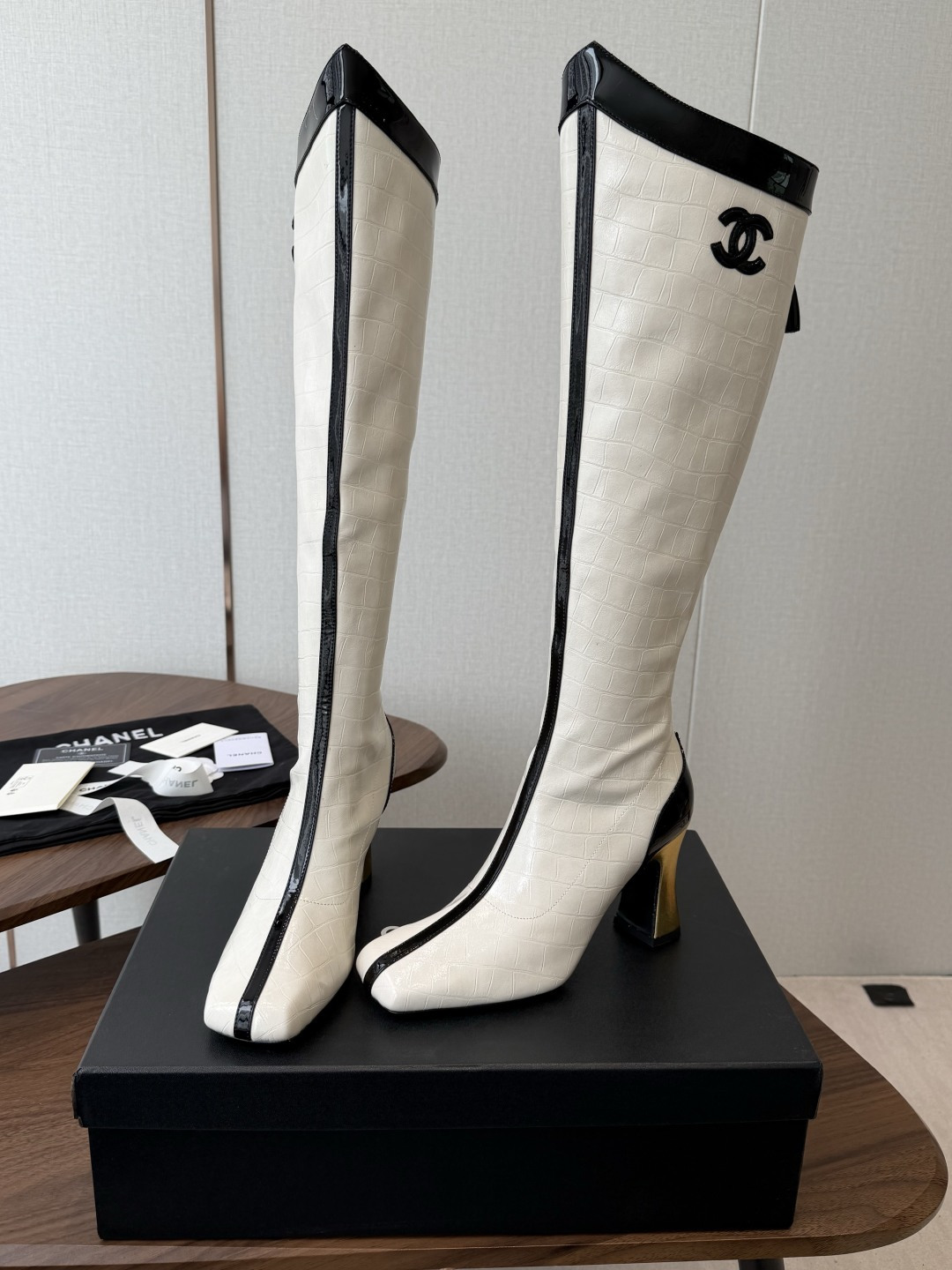 CHANEL 香奈儿 26ss 小香秋冬新款 简约 骑士靴 这款靴子真的是帅气时尚的代表 低调不失奢华!简约时尚个性又大 CHANEL 香奈儿 26ss 小香秋冬新款 简约 骑士靴 这款靴子真的是帅气时尚的代表 低调不失奢华!简约时尚个性又大
