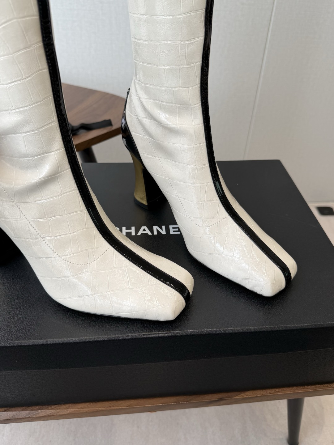 CHANEL 香奈儿 26ss 小香秋冬新款 简约 骑士靴 这款靴子真的是帅气时尚的代表 低调不失奢华!简约时尚个性又大 CHANEL 香奈儿 26ss 小香秋冬新款 简约 骑士靴 这款靴子真的是帅气时尚的代表 低调不失奢华!简约时尚个性又大