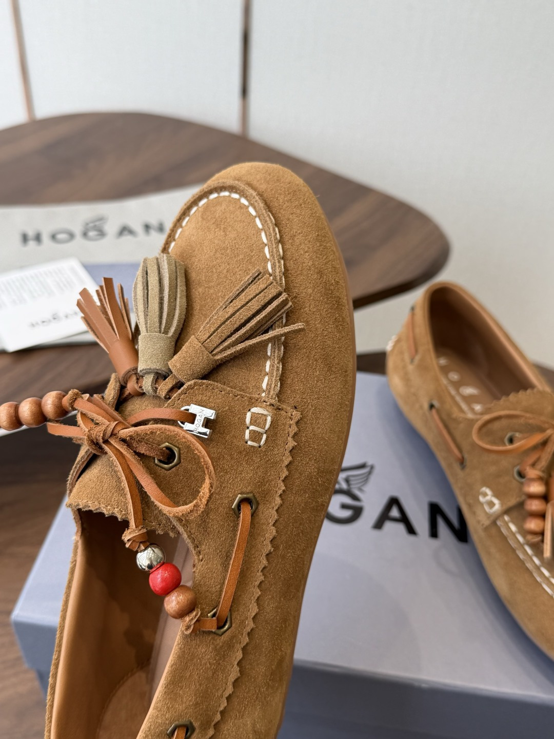 Hogan26ss夏季新款彩穗流苏乐福鞋 自带松弛复古英伦氛围感的四季乐福豆豆鞋,圆润船型鞋头,鞋身搭配皮绳系带、撞色流 Hogan26ss夏季新款彩穗流苏乐福鞋 自带松弛复古英伦氛围感的四季乐福豆豆鞋,圆润船型鞋头,鞋身搭配皮绳系带、撞色流