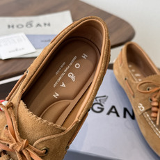 Hogan26ss夏季新款彩穗流苏乐福鞋 自带松弛复古英伦氛围感的四季乐福豆豆鞋,圆润船型鞋头,鞋身搭配皮绳系带、撞色流 Hogan26ss夏季新款彩穗流苏乐福鞋 自带松弛复古英伦氛围感的四季乐福豆豆鞋,圆润船型鞋头,鞋身搭配皮绳系带、撞色流