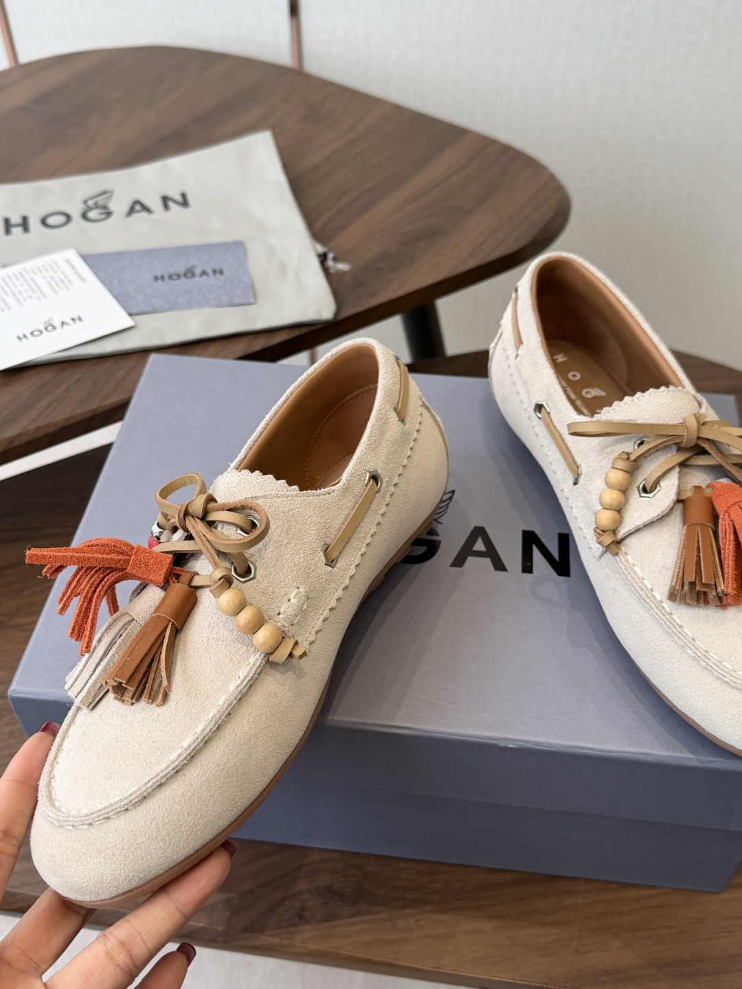Hogan26ss夏季新款彩穗流苏乐福鞋 自带松弛复古英伦氛围感的四季乐福豆豆鞋，圆润船型鞋头，鞋身搭配皮绳系带、撞色流