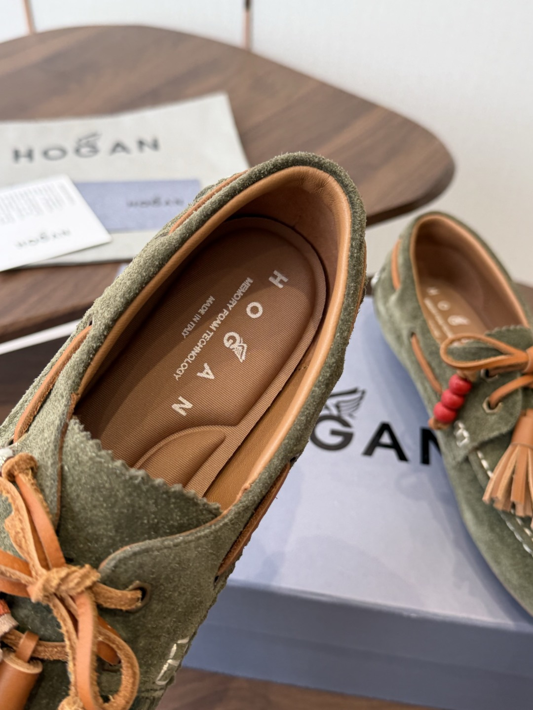 Hogan26ss夏季新款彩穗流苏乐福鞋 自带松弛复古英伦氛围感的四季乐福豆豆鞋,圆润船型鞋头,鞋身搭配皮绳系带、撞色流 Hogan26ss夏季新款彩穗流苏乐福鞋 自带松弛复古英伦氛围感的四季乐福豆豆鞋,圆润船型鞋头,鞋身搭配皮绳系带、撞色流