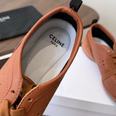 Celine26ss夏季新款复古运动鞋 自带松弛复古文艺的慵懒氛围感,满满的法式复古格调。穿搭包容性极强,搭配牛仔裤随性 Celine26ss夏季新款复古运动鞋 自带松弛复古文艺的慵懒氛围感,满满的法式复古格调。穿搭包容性极强,搭配牛仔裤随性