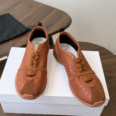 Celine26ss夏季新款复古运动鞋 自带松弛复古文艺的慵懒氛围感,满满的法式复古格调。穿搭包容性极强,搭配牛仔裤随性 Celine26ss夏季新款复古运动鞋 自带松弛复古文艺的慵懒氛围感,满满的法式复古格调。穿搭包容性极强,搭配牛仔裤随性