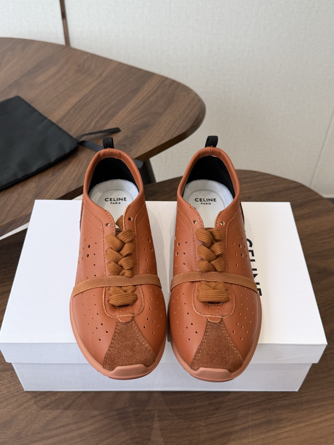 Celine26ss夏季新款复古运动鞋 自带松弛复古文艺的慵懒氛围感，满满的法式复古格调。穿搭包容性极强，搭配牛仔裤随性
