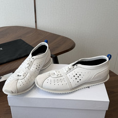Celine26ss夏季新款复古运动鞋 自带松弛复古文艺的慵懒氛围感,满满的法式复古格调。穿搭包容性极强,搭配牛仔裤随性 Celine26ss夏季新款复古运动鞋 自带松弛复古文艺的慵懒氛围感,满满的法式复古格调。穿搭包容性极强,搭配牛仔裤随性