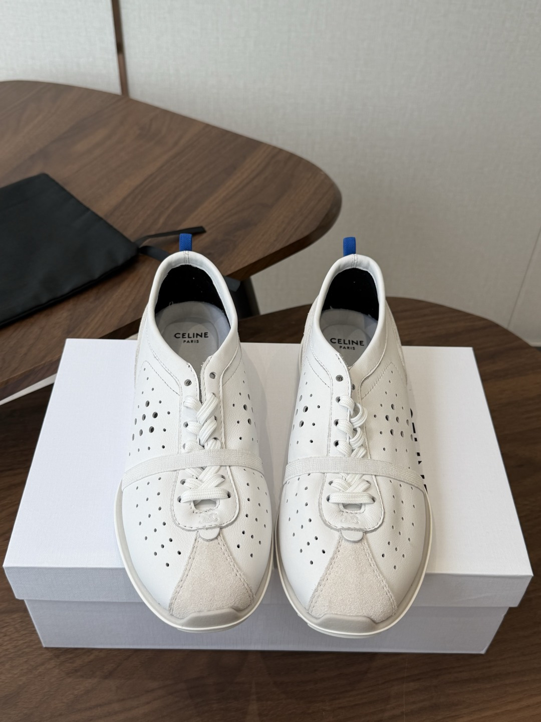 Celine26ss夏季新款复古运动鞋 自带松弛复古文艺的慵懒氛围感，满满的法式复古格调。穿搭包容性极强，搭配牛仔裤随性