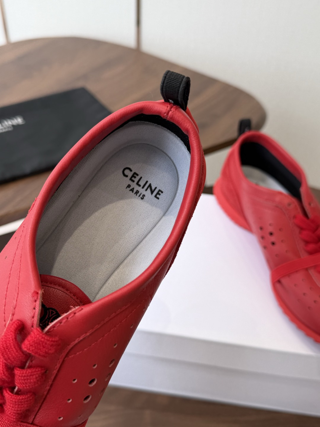 Celine26ss夏季新款复古运动鞋 自带松弛复古文艺的慵懒氛围感,满满的法式复古格调。穿搭包容性极强,搭配牛仔裤随性 Celine26ss夏季新款复古运动鞋 自带松弛复古文艺的慵懒氛围感,满满的法式复古格调。穿搭包容性极强,搭配牛仔裤随性
