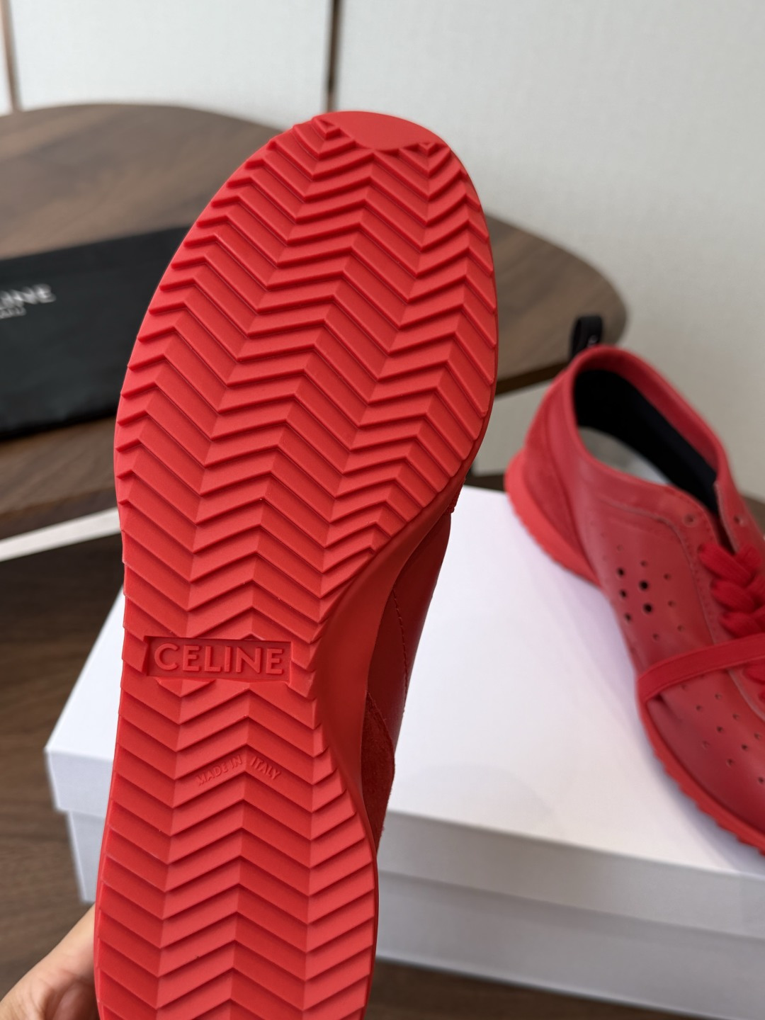 Celine26ss夏季新款复古运动鞋 自带松弛复古文艺的慵懒氛围感,满满的法式复古格调。穿搭包容性极强,搭配牛仔裤随性 Celine26ss夏季新款复古运动鞋 自带松弛复古文艺的慵懒氛围感,满满的法式复古格调。穿搭包容性极强,搭配牛仔裤随性