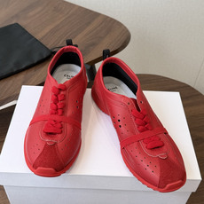 Celine26ss夏季新款复古运动鞋 自带松弛复古文艺的慵懒氛围感,满满的法式复古格调。穿搭包容性极强,搭配牛仔裤随性 Celine26ss夏季新款复古运动鞋 自带松弛复古文艺的慵懒氛围感,满满的法式复古格调。穿搭包容性极强,搭配牛仔裤随性
