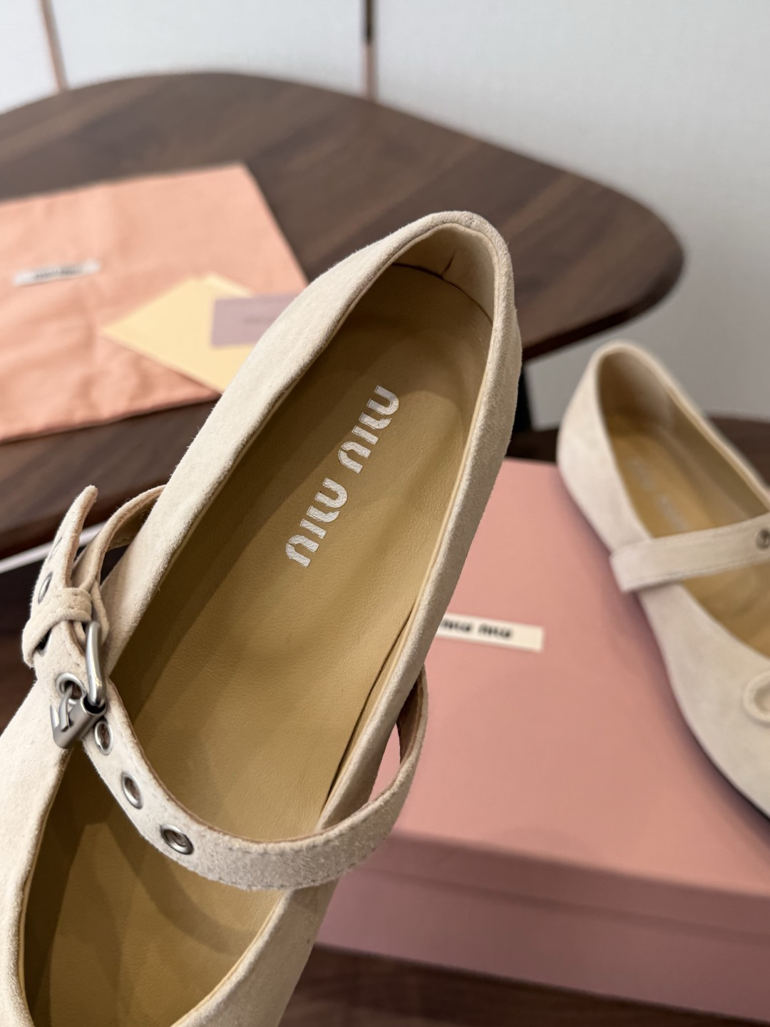Miu Miu26ss夏季新款蝴蝶结尖头一字带玛丽珍平底鞋 自带温柔名媛的复古贵气氛围感，柔润尖头搭配小巧蝴蝶结，一字扣