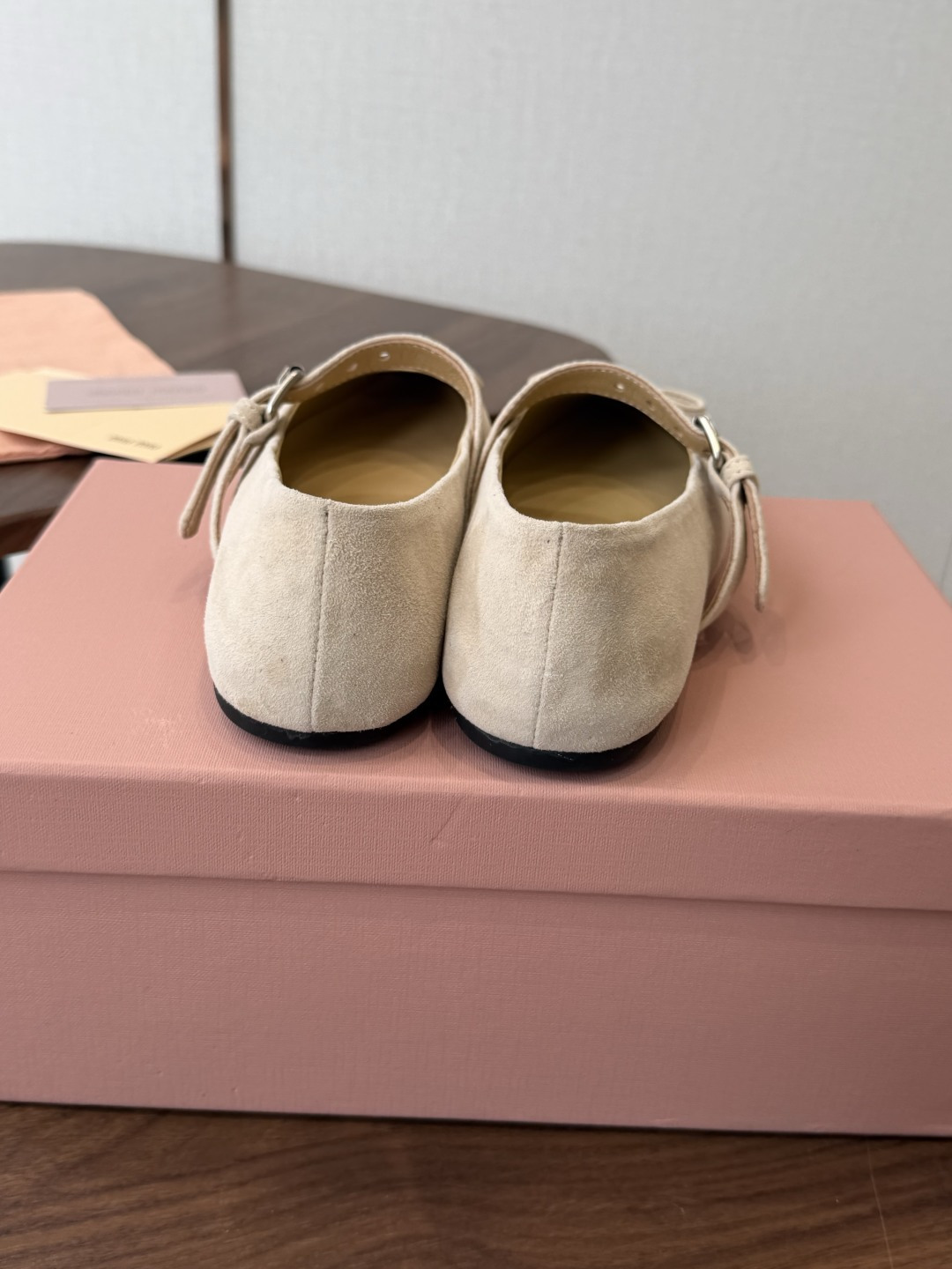 Miu Miu26ss夏季新款蝴蝶结尖头一字带玛丽珍平底鞋 自带温柔名媛的复古贵气氛围感，柔润尖头搭配小巧蝴蝶结，一字扣