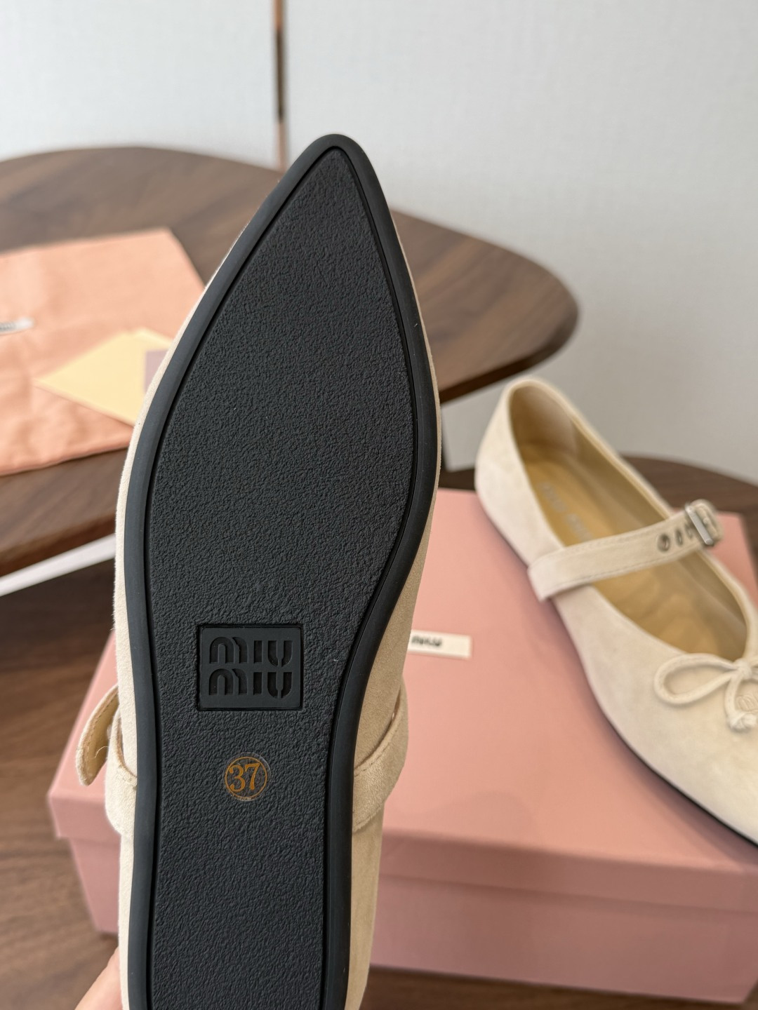 Miu Miu26ss夏季新款蝴蝶结尖头一字带玛丽珍平底鞋 自带温柔名媛的复古贵气氛围感，柔润尖头搭配小巧蝴蝶结，一字扣