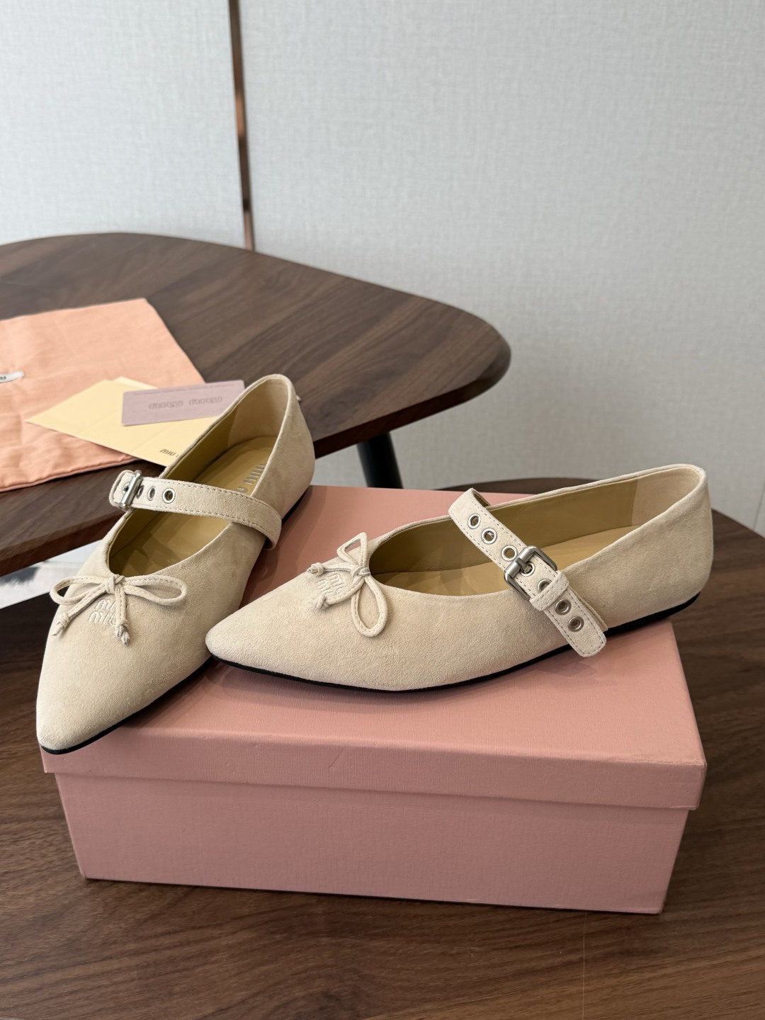 Miu Miu26ss夏季新款蝴蝶结尖头一字带玛丽珍平底鞋 自带温柔名媛的复古贵气氛围感，柔润尖头搭配小巧蝴蝶结，一字扣