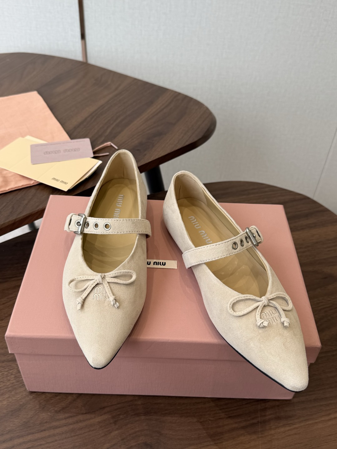 Miu Miu26ss夏季新款蝴蝶结尖头一字带玛丽珍平底鞋 自带温柔名媛的复古贵气氛围感，柔润尖头搭配小巧蝴蝶结，一字扣
