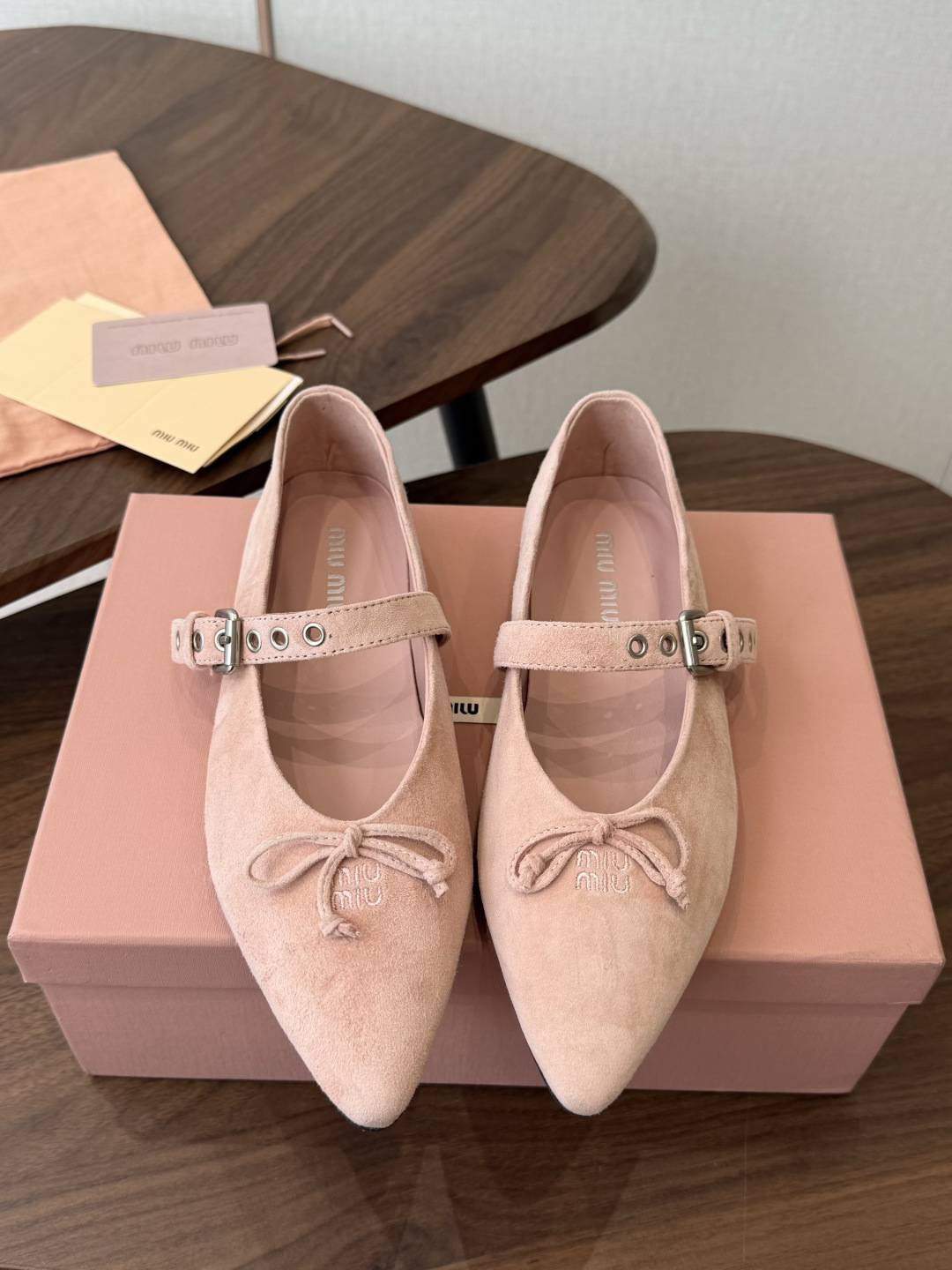 Miu Miu26ss夏季新款蝴蝶结尖头一字带玛丽珍平底鞋 自带温柔名媛的复古贵气氛围感，柔润尖头搭配小巧蝴蝶结，一字扣