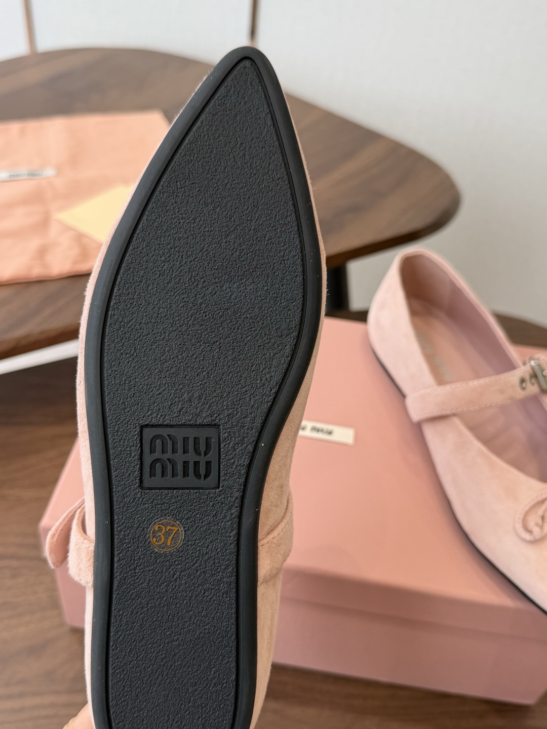 Miu Miu26ss夏季新款蝴蝶结尖头一字带玛丽珍平底鞋 自带温柔名媛的复古贵气氛围感,柔润尖头搭配小巧蝴蝶结,一字扣 Miu Miu26ss夏季新款蝴蝶结尖头一字带玛丽珍平底鞋 自带温柔名媛的复古贵气氛围感,柔润尖头搭配小巧蝴蝶结,一字扣