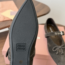 Miu Miu26ss夏季新款蝴蝶结尖头一字带玛丽珍平底鞋 自带温柔名媛的复古贵气氛围感,柔润尖头搭配小巧蝴蝶结,一字扣 Miu Miu26ss夏季新款蝴蝶结尖头一字带玛丽珍平底鞋 自带温柔名媛的复古贵气氛围感,柔润尖头搭配小巧蝴蝶结,一字扣